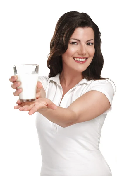 年轻漂亮的女人喝一杯好牛奶 — 图库照片