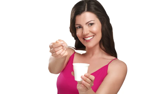 Jonge mooie lachende vrouw eten van verse yoghurt — Stockfoto