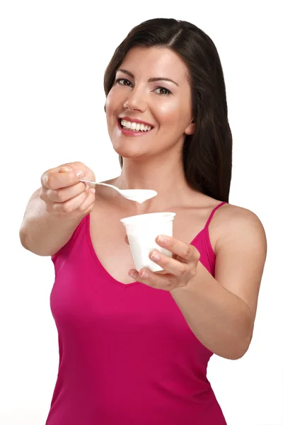 Joven hermosa sonriente mujer comiendo yogur fresco — Foto de Stock