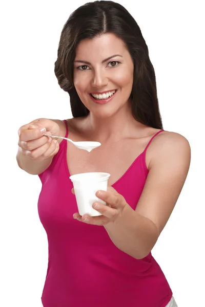 Giovane bella donna sorridente mangiare yogurt fresco — Foto Stock