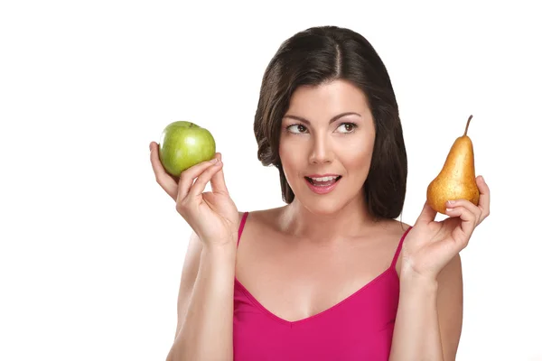 Joven hermosa mujer mostrando frutas frescas de temporada — Foto de Stock