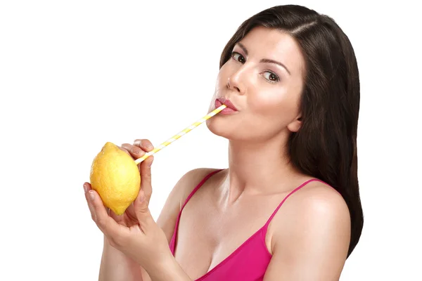 Ricarica la vitamina C per la bella giovane donna che beve succo di frutta dir — Foto Stock