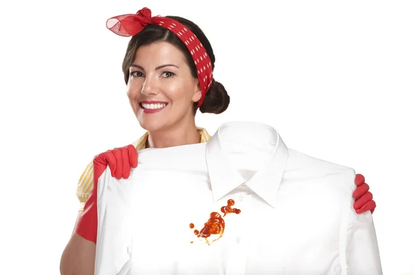 Schöne Frau Hausfrau zeigt ein schmutziges Hemd — Stockfoto