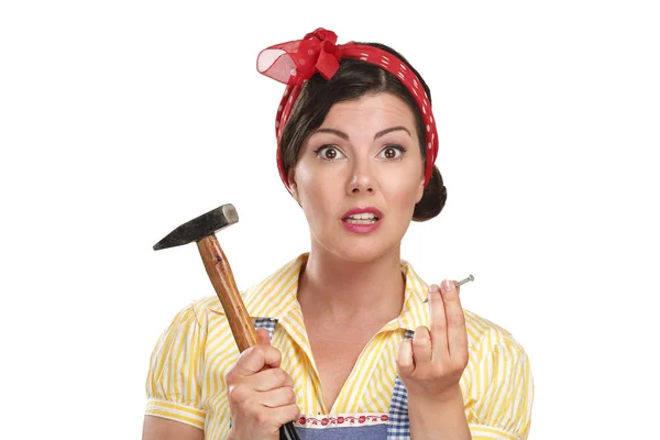 Vrij grappig meisje worstelen met sommige huishoudelijk werk — Stockfoto
