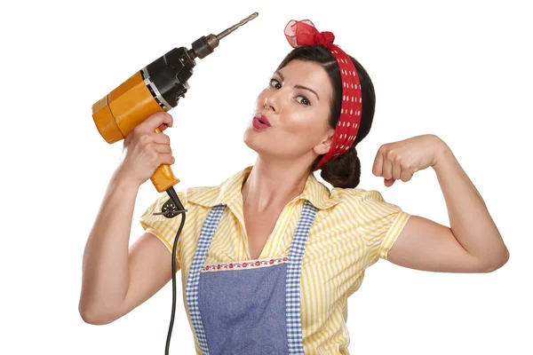 Menina muito engraçado lutando com alguns trabalhos domésticos — Fotografia de Stock