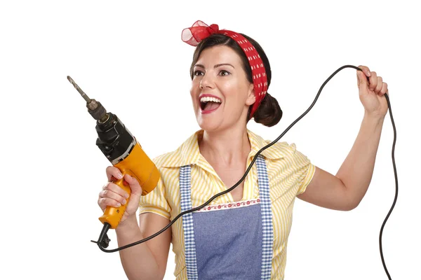 Ziemlich lustiges Mädchen kämpft mit einigen Hausarbeiten — Stockfoto