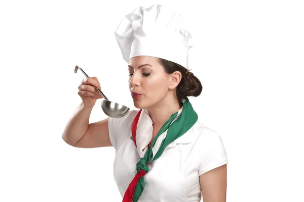 İtalyan yemeği malzemeler gösterilen genç kadın aşçı — Stok fotoğraf