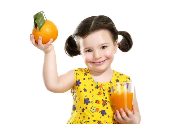 Bonita niña sosteniendo una gran naranja jugosa — Foto de Stock