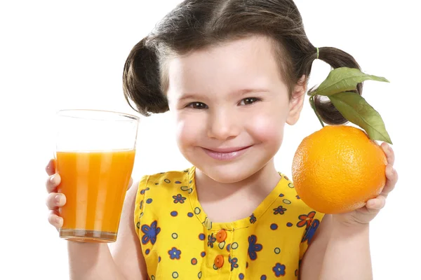 Szép baby girl gazdaság egy nagy lédús narancs — Stock Fotó