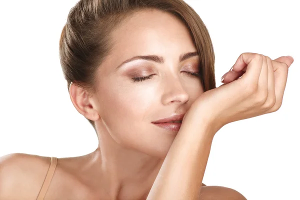 güzel esmer kadın modeli parfümünün kokusu