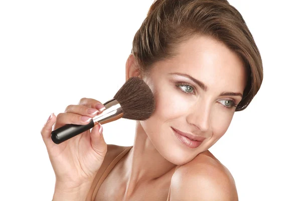 Unga vackra perfekt modell tillämpa professionella makeup — Stockfoto