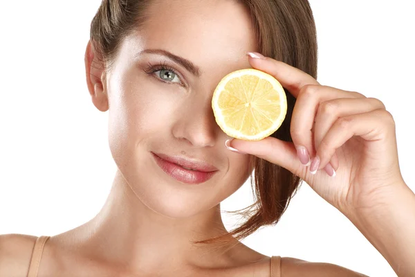 Concepto de belleza mujer con frutas rebanadas sobre los ojos —  Fotos de Stock