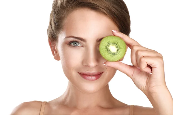 Conceito de beleza de mulher com frutas fatias sobre os olhos — Fotografia de Stock