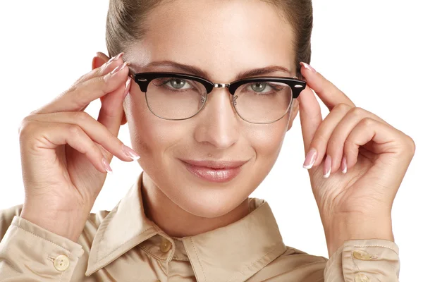 Primer plano de una joven sonriente hermosa mujer con gafas —  Fotos de Stock