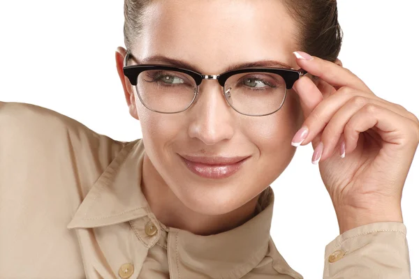 Primer plano de una joven sonriente hermosa mujer con gafas —  Fotos de Stock