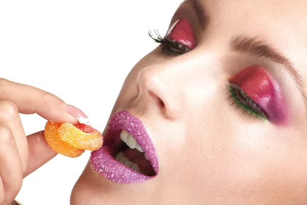 Primer plano de un joven modelo hermosa enjoyng un caramelo de azúcar —  Fotos de Stock