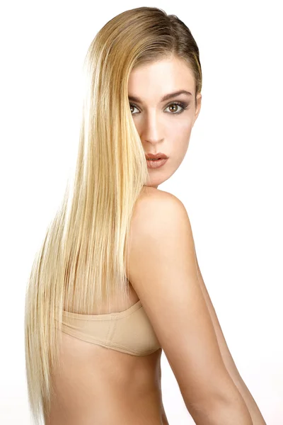 Hermosa modelo mostrando su perfecto cabello rubio liso — Foto de Stock