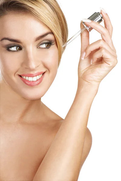 Beautiful model applying a skin serum treatment — Stock Photo, Image