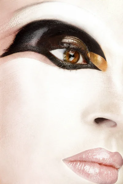 Close up van mooi gezicht met een artistieke make-up — Stockfoto