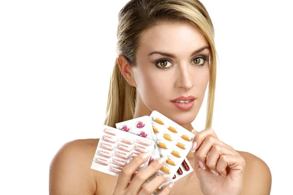 Hermosa chica mostrando muchos medicamentos diferentes — Foto de Stock