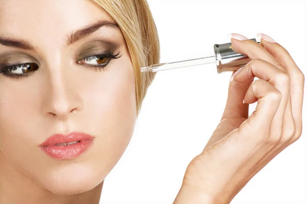 güzel model bir cilt serum tedavisi uygulanıyor