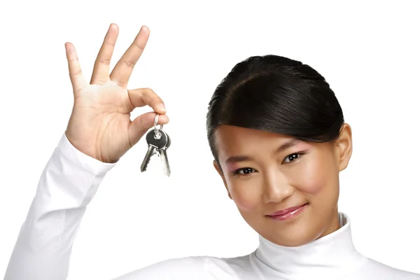 Bonito ásia chinês menina mostrando apartamento chaves — Fotografia de Stock