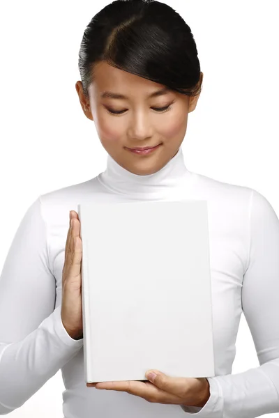 Mooie Aziatische Chinees meisje weergegeven: een boek met blanke pagina — Stockfoto