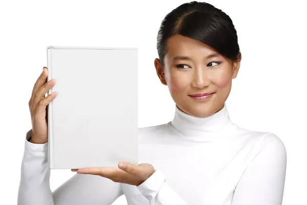 Beautiful asian chinese girl showing a blank book — Stock Photo, Image