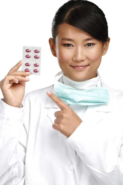 Asian smiling femal doctor showing pills treatment — Stock Photo, Image