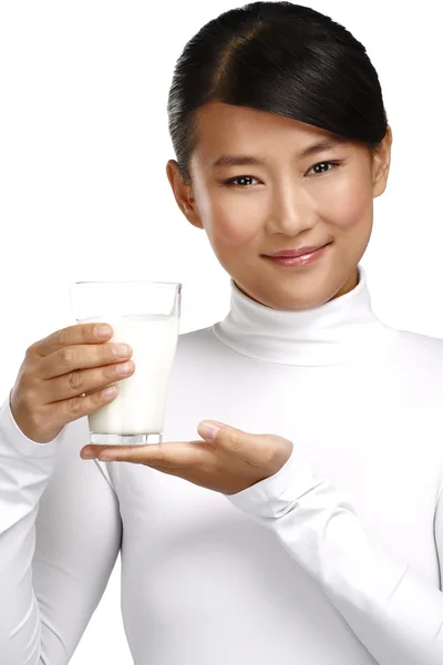 Mladá šťastná asijské žena pít čerstvé mléko — Stock fotografie