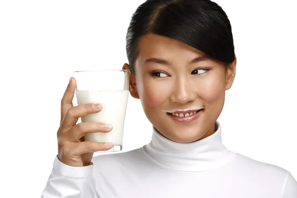 Jonge gelukkig Aziatische vrouw drankje verse melk — Stockfoto