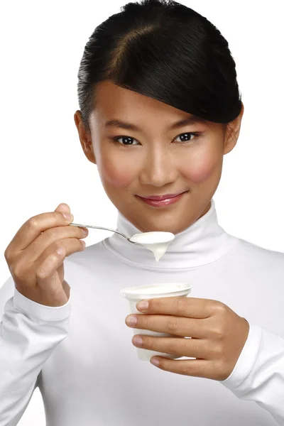 Jovem feliz mulher asiática comendo iogurte fresco — Fotografia de Stock