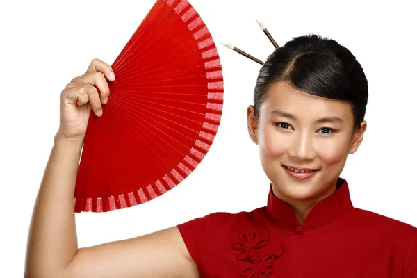 Traditionele Aziatische vrouw met een rode mooie fan — Stockfoto