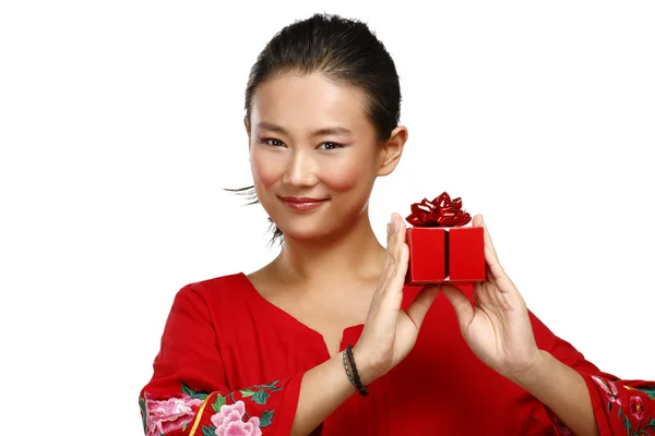 Traditional asian chinese woman with a gift in her hands — Stock Photo, Image