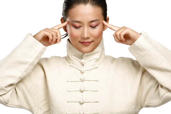 Mooie Aziatische vrouw kung fu gebaar maken — Stockfoto
