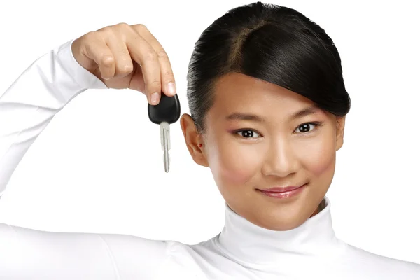 Feliz asiático chino mujer dando llave coche —  Fotos de Stock
