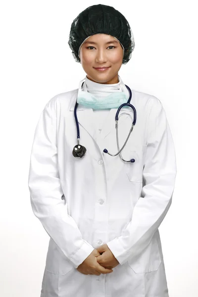 Frendly och leende ung asiatiska kvinnliga läkare — Stockfoto