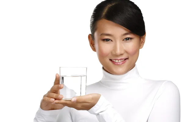 Ung asiatisk kinesisk kvinna njuter av ett glas vatten — Stockfoto