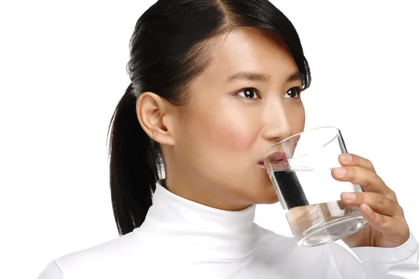Jovem asiático chinês mulher desfrutando de um copo de água — Fotografia de Stock