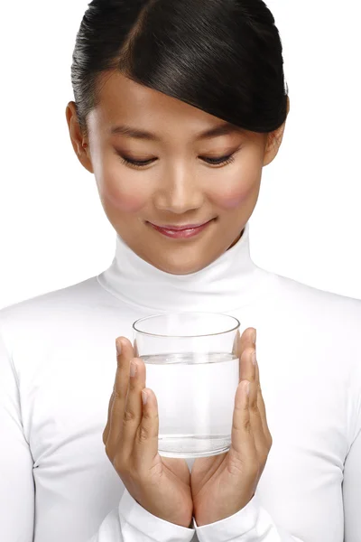 Jonge Aziatische chinese vrouw genieten van een glas water — Stockfoto