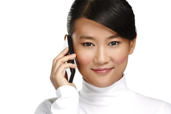 Jovem sorrindo asiático mulher de negócios chamando com telefone celular — Fotografia de Stock