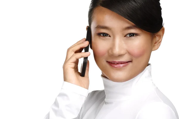 Joven sonriente asiático mujer de negocios llamando con teléfono móvil — Foto de Stock