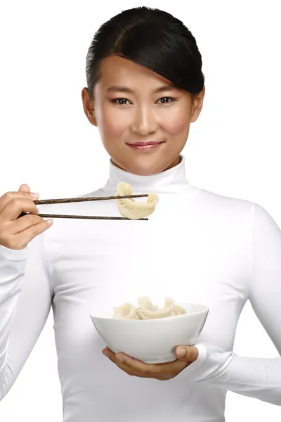 アジアの食べ物を箸の使用を示す中国の女性 — ストック写真