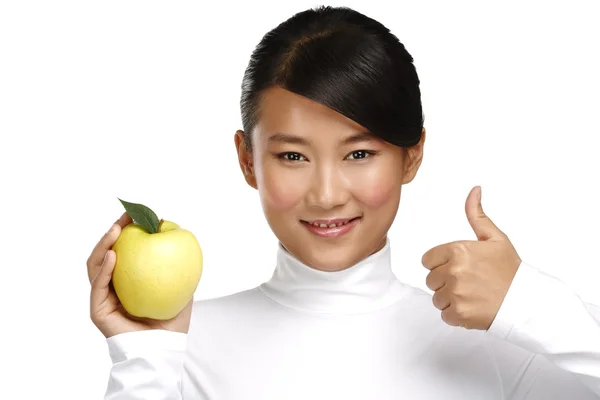 Jeune jolie asiatique femme manger une pomme — Photo