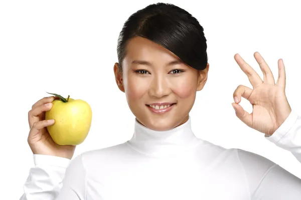 Jonge mooie Aziatische vrouw eten van een appel — Stockfoto