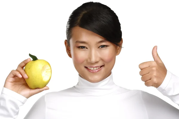 Bir elma yemek genç güzel Asyalı kadın — Stok fotoğraf