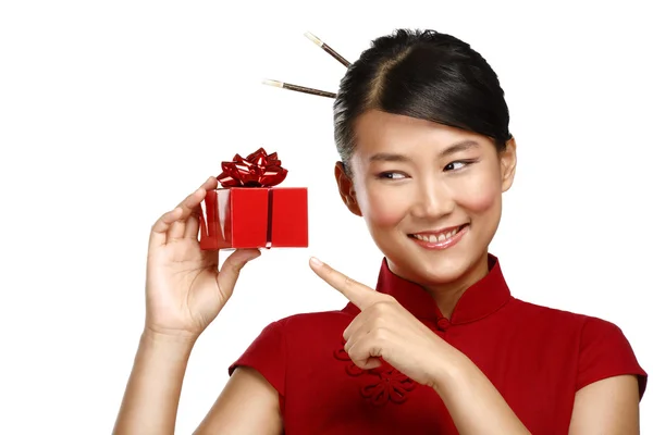 Traditionelle asiatische Mädchen zeigen ein Weihnachtsgeschenk — Stockfoto