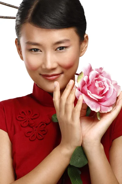 Portrét krásné asijské ženy s růžový květ — Stock fotografie