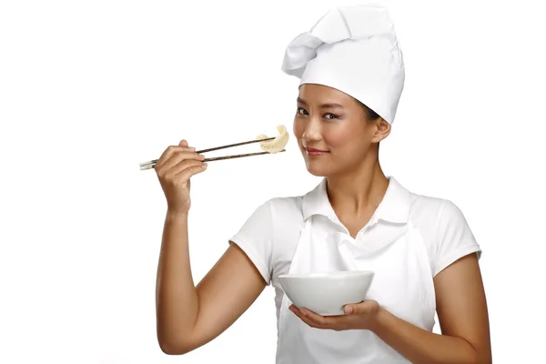 Gelukkig lachend Aziatische chinese vrouw chef-kok op het werk — Stockfoto