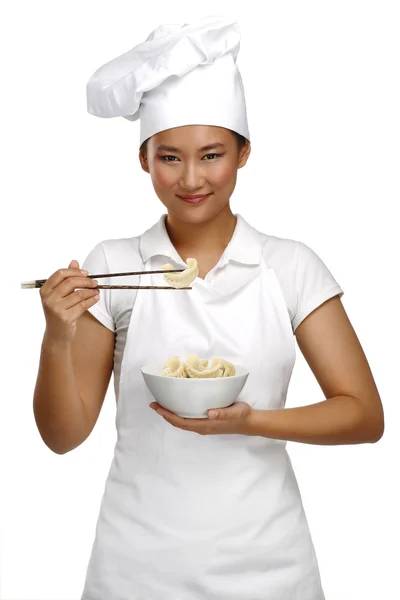 Gelukkig lachend Aziatische chinese vrouw chef-kok op het werk — Stockfoto